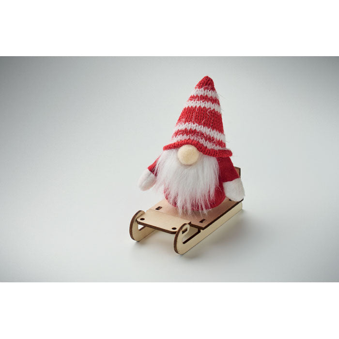 Tomte på träsläde